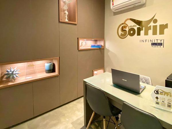 Mesa de atendimento em consultório da Studio Sorrir Recife